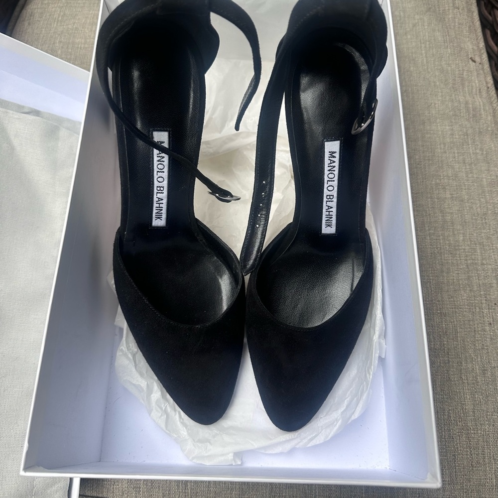 Manolo Blahnik black velvet listony heels ankle strap size 7. Size 37